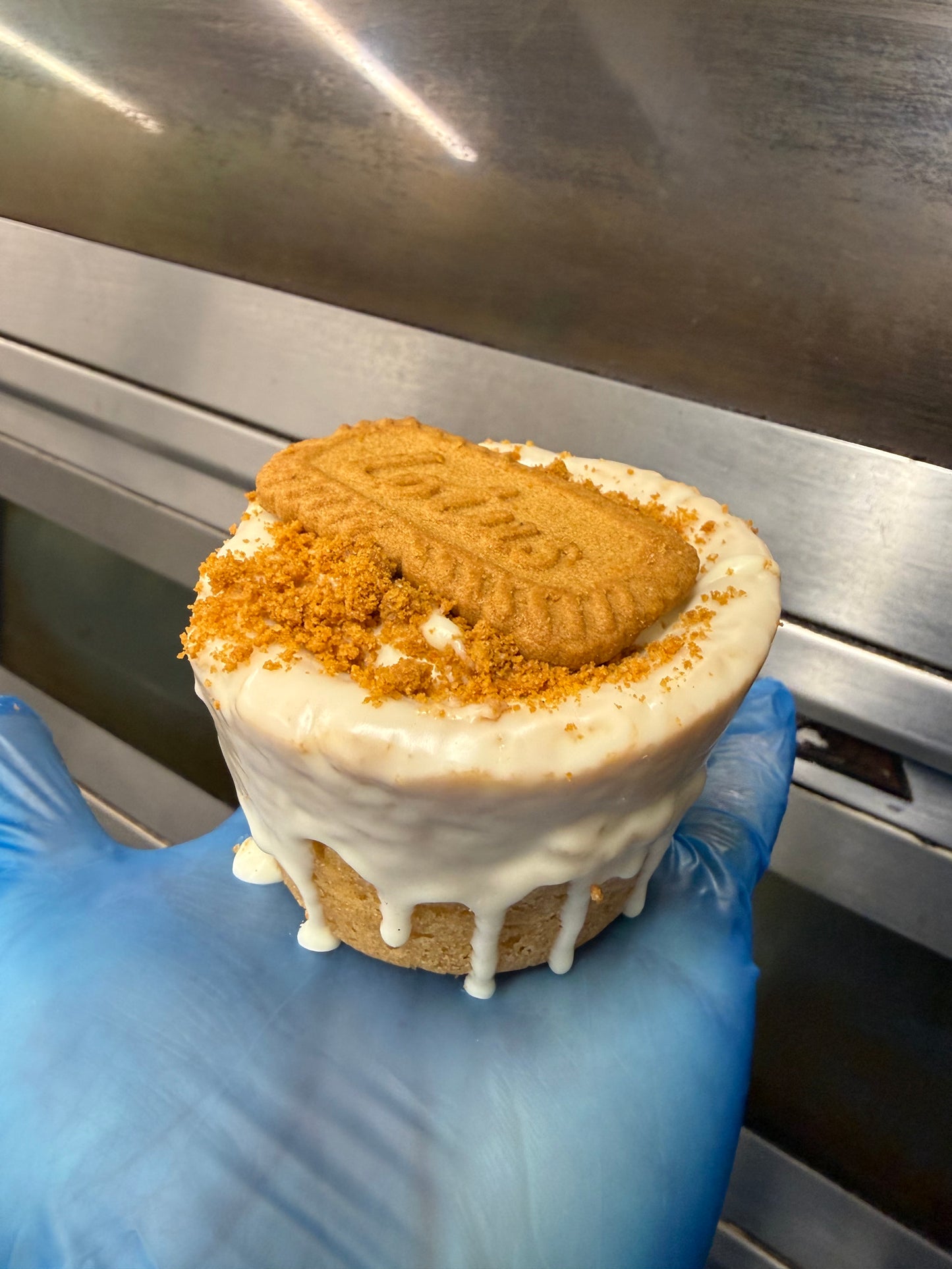Biscoff & White Chocolate Stuffed COOKIE CUP